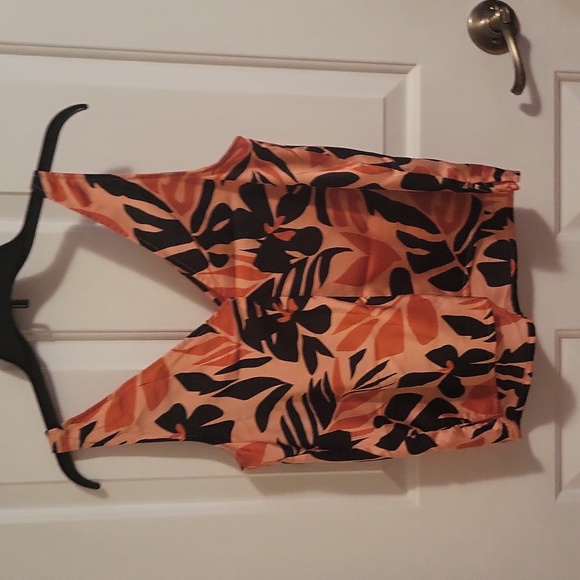 NWT Old Navy V-Neck Sleeveless Satin Top - Picture 2 of 4